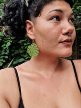 Load image into Gallery viewer, Monstera earrings